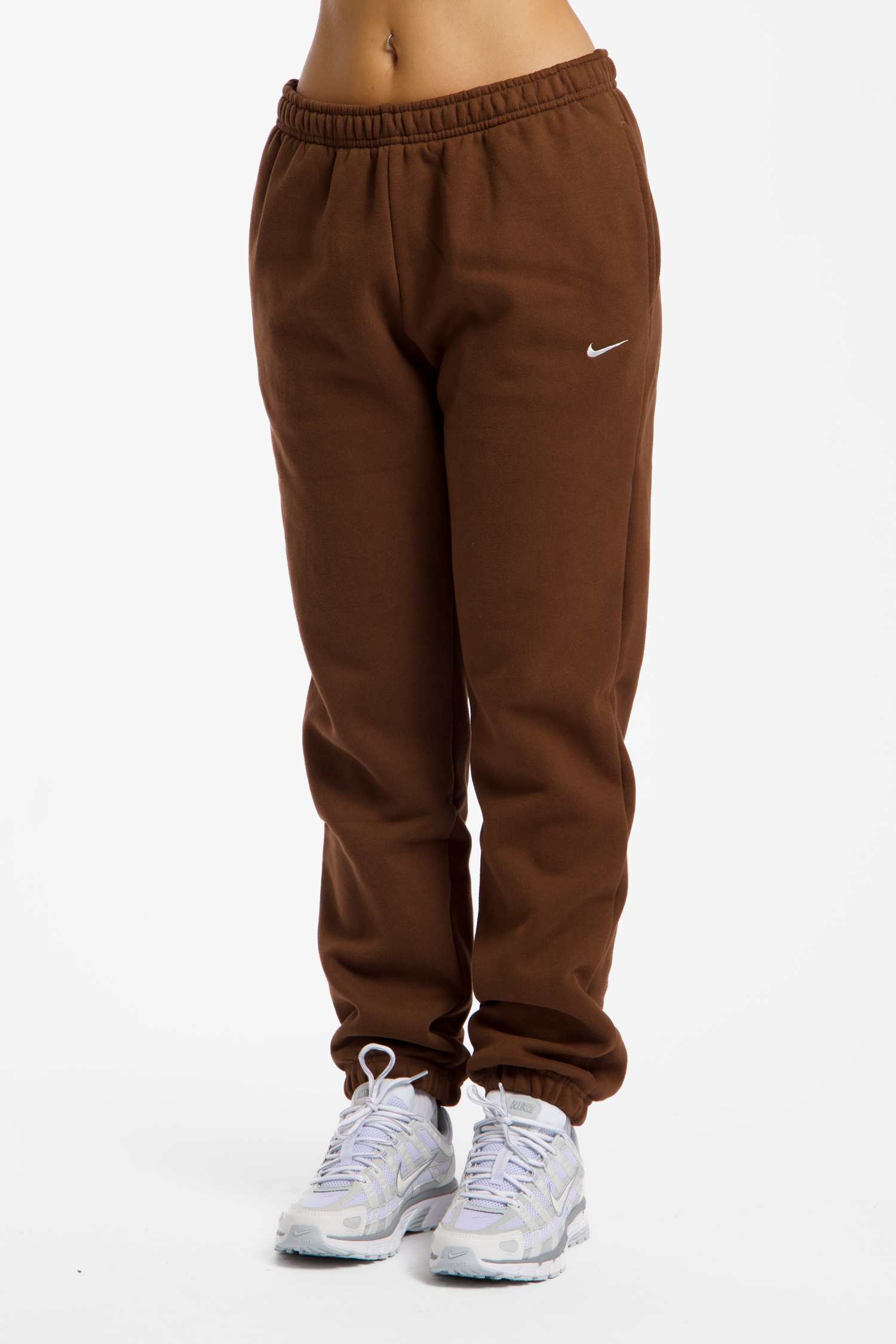 Image of Nike Studio Fleece Damen Trainerhose Braun, Damen, Größe: L