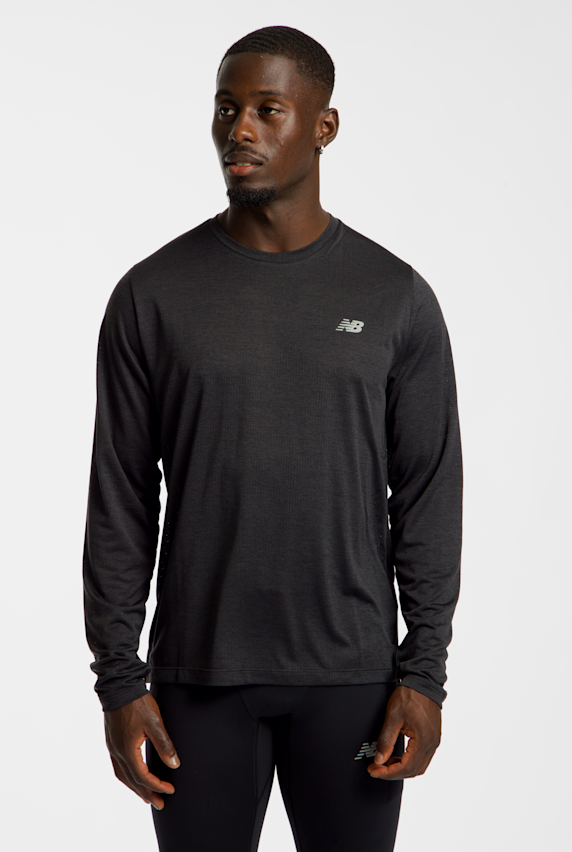 New Balance NB Athletics Run Herren Longsleeve Schwarz 54075 1