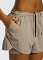 ON Train 2in1 short femmes Beige 52484 4